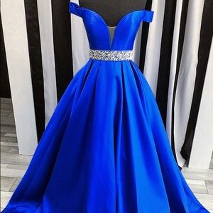 NOT SELLING IN SEARCH OF THESE DRESSES